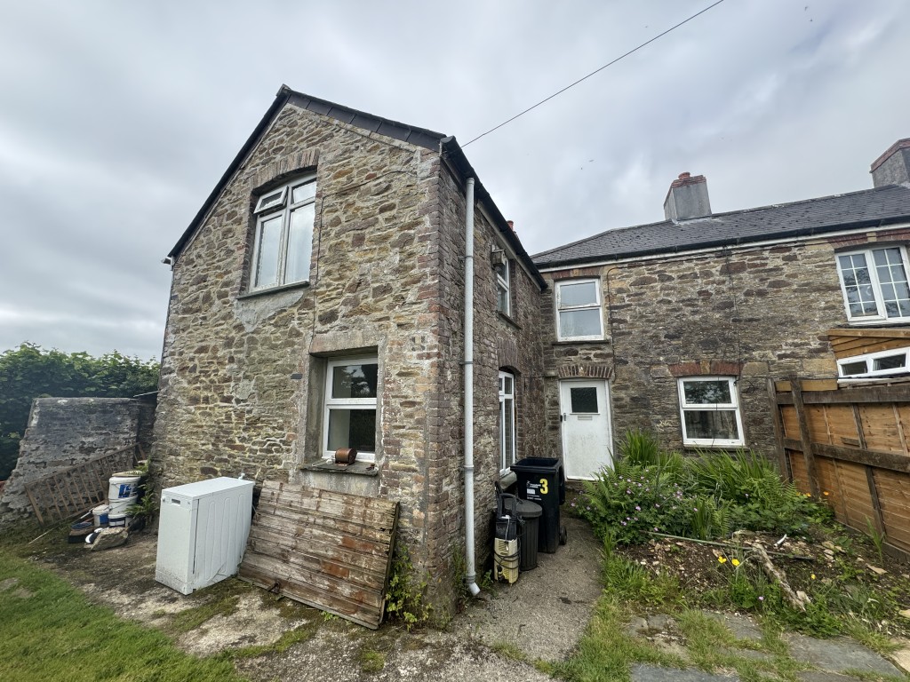 Lot: 94 - END-TERRACE COTTAGE FOR SIGNIFICANT IMPROVEMENT WITH COMMUNAL PARKING AREA - Entrance to the property from the rear
